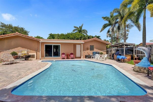 Exterior, Pool