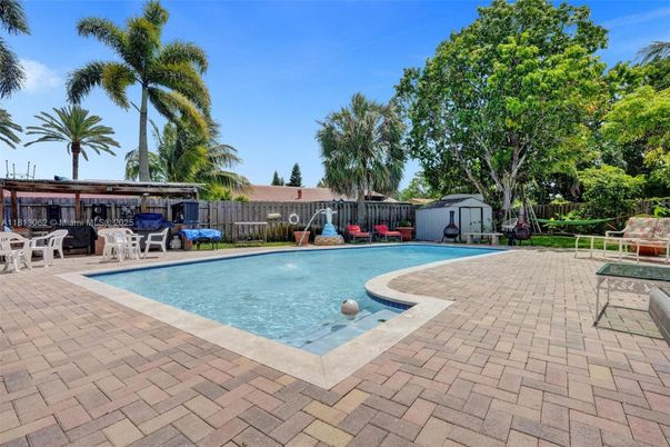 Exterior, Pool