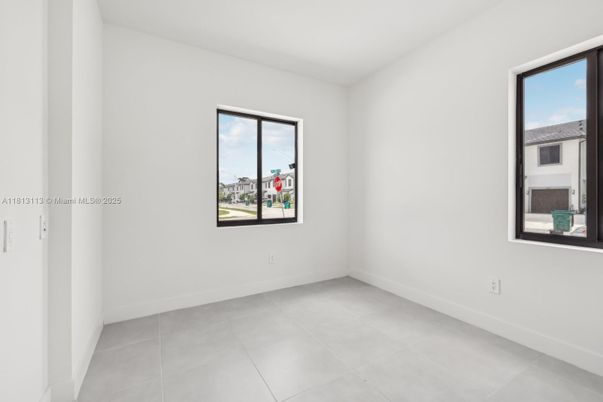Empty room, Interior