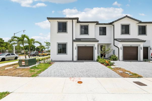 Attached, Exterior, Facade, Rowhouse