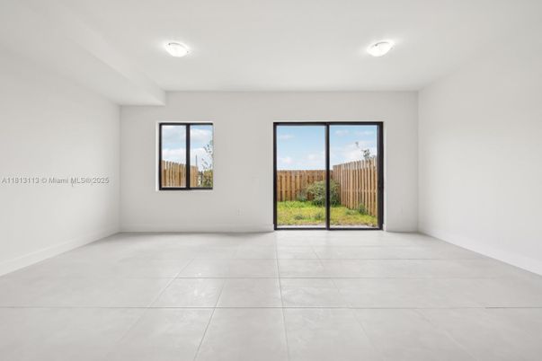 Empty room, Interior