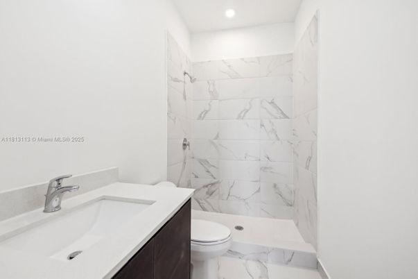 Bathroom, Interior, Marble, Marble Walls, Recessed Lighting