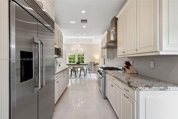 Chandelier, Dining room, Interior, Kitchen, Recessed Lighting, Stainless Steel Appliances