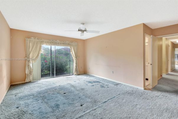 Empty room, Interior
