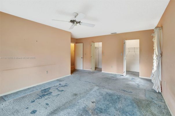 Empty room, Interior