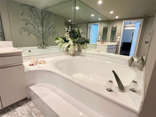 Bathroom, Dual Sink Vanities, Interior, Recessed Lighting