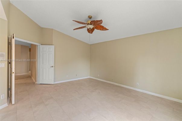 Empty room, Interior