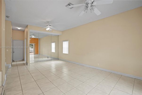 Empty room, Interior