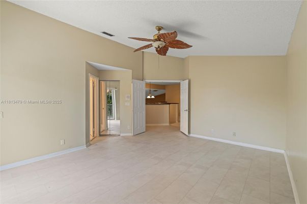 Empty room, Interior