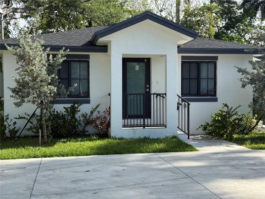 Exterior, Facade, Ranch