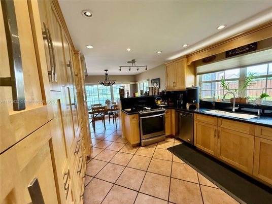 Dining room, Interior, Kitchen, Recessed Lighting, Stainless Steel Appliances