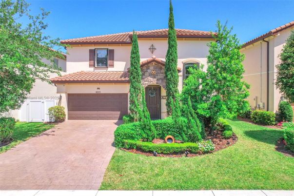 Attached, Exterior, Facade, Mediterranean