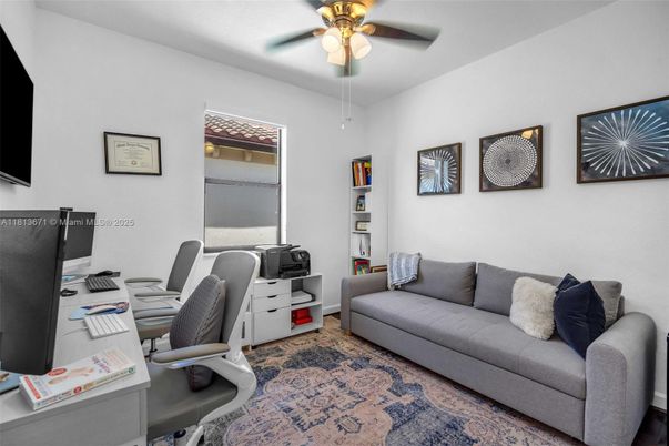 Home Office, Interior