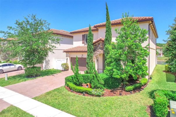 Attached, Exterior, Facade, Mediterranean