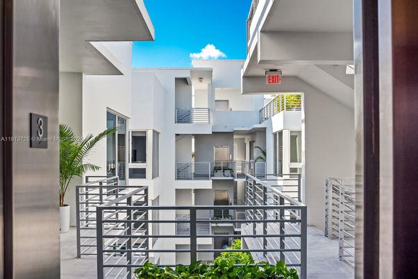 Exterior, Facade, Modern