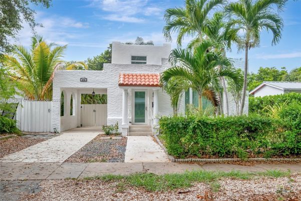 Attached, Exterior, Facade, Spanish Mediterranean