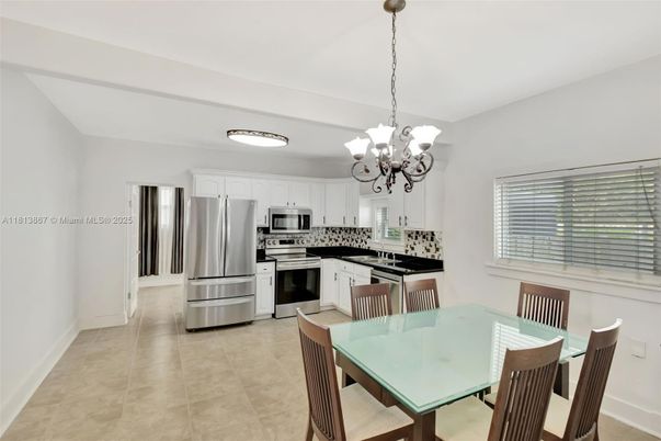 Chandelier, Dining room, Interior, Kitchen, Stainless Steel Appliances