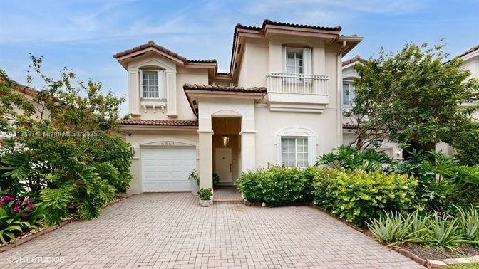 Attached, Exterior, Facade, Mediterranean