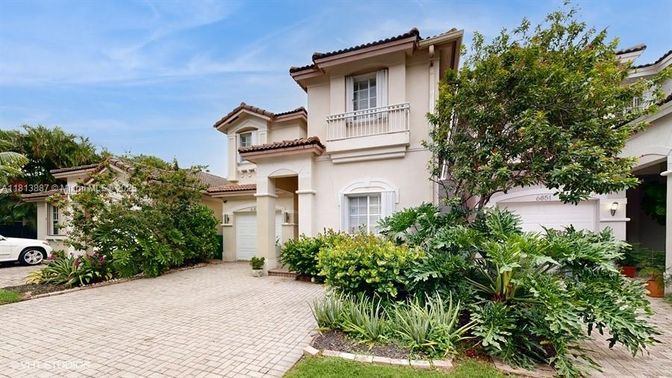 Attached, Exterior, Facade, Mediterranean