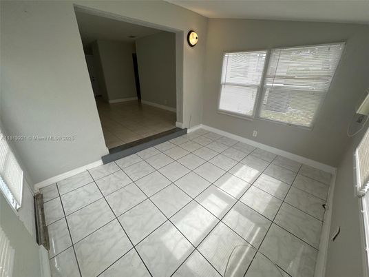Empty room, Interior