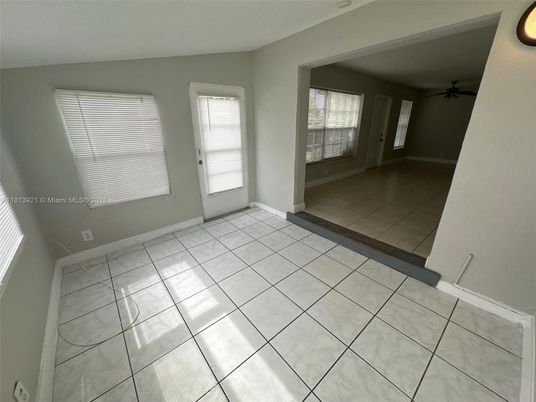 Empty room, Interior