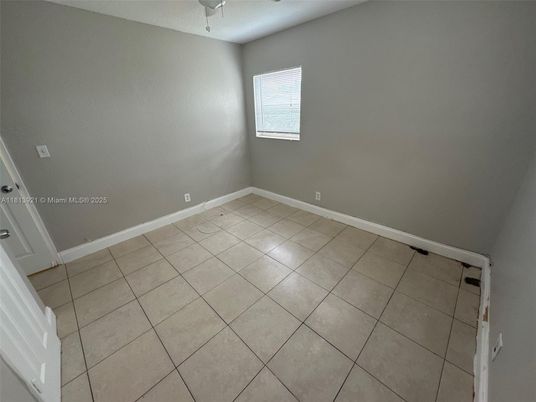 Empty room, Interior