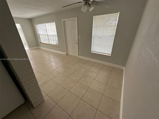 Empty room, Interior