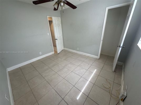 Empty room, Interior