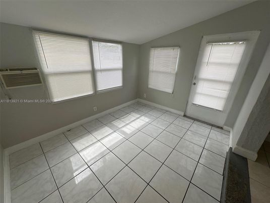 Empty room, Interior