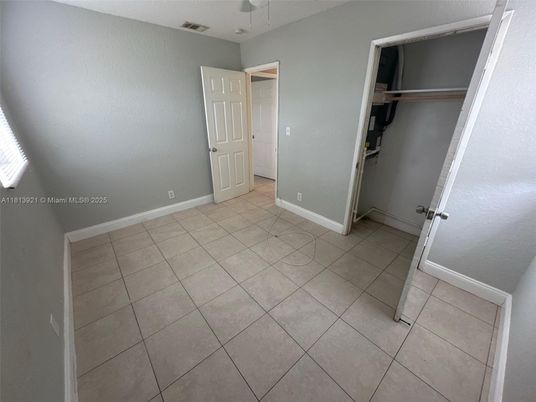 Empty room, Interior