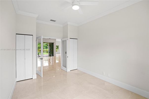 Empty room, Interior