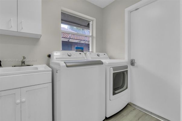Interior, Washer, Wood Texture Flooring