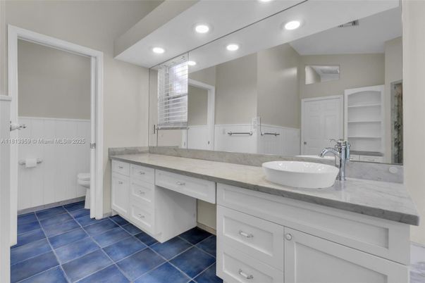 Bathroom, Dual Sink Vanities, Interior, Recessed Lighting