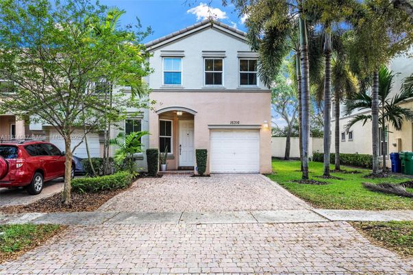 Attached, Exterior, Facade, Mediterranean