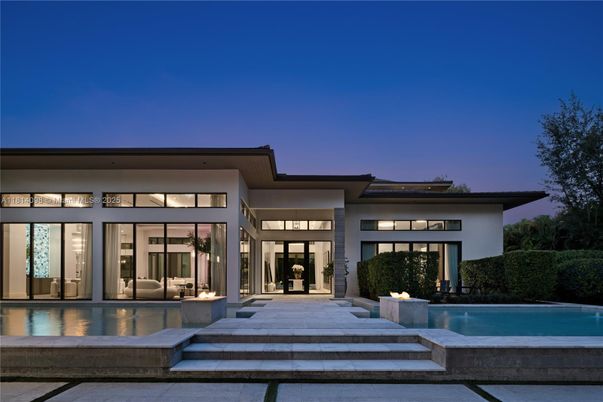 Exterior, Facade, Pool, Modern