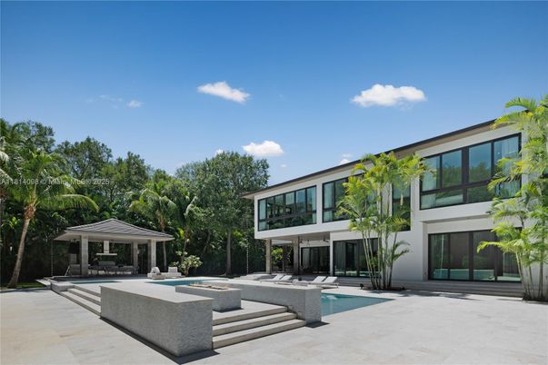 Backyard, Exterior, Facade, Pool, Modern