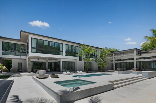 Exterior, Facade, Pool, Modern