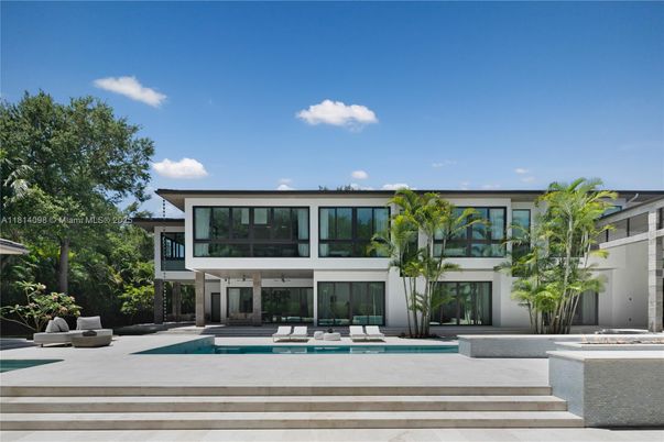 Exterior, Facade, Pool, Modern