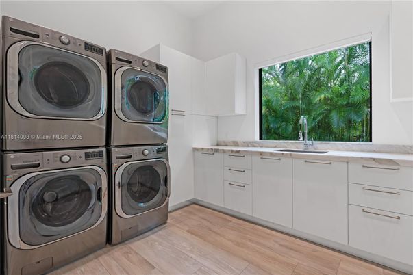 Interior, Washer, Wood Texture Flooring