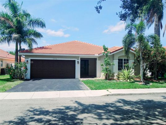 Attached, Exterior, Facade, Mediterranean