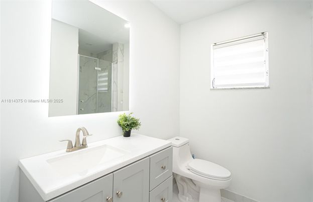 Bathroom, Interior, Marble, Marble Walls, Recessed Lighting