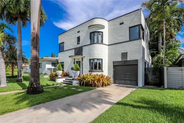 Attached, Exterior, Facade, Modern