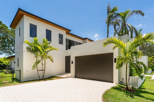 Attached, Exterior, Facade, Modern