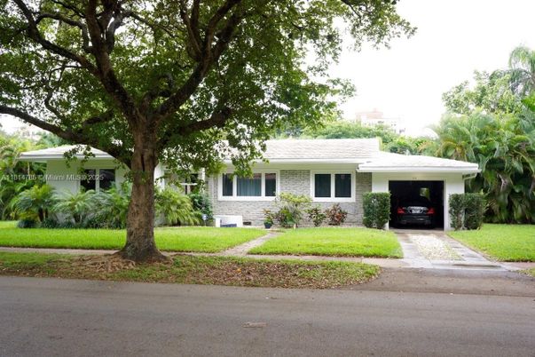 Exterior, Facade, Ranch