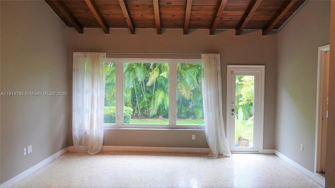 Empty room, Interior, Wooden Beams, Wooden Ceilings