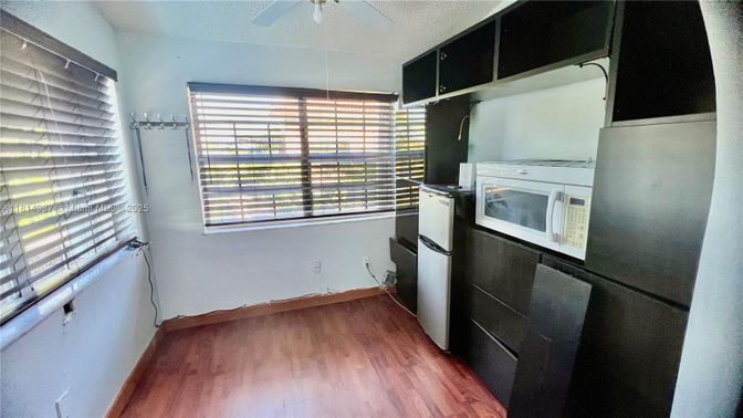 Interior, Washer, Wood Texture Flooring