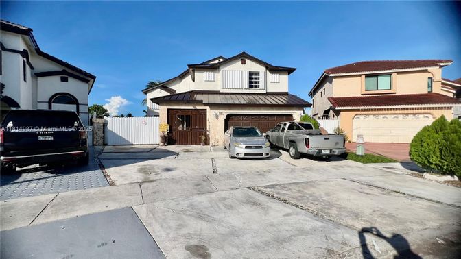 Attached, Exterior, Facade, Mediterranean