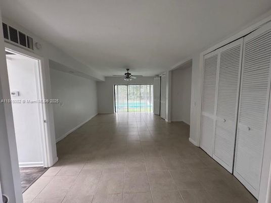 Empty room, Interior