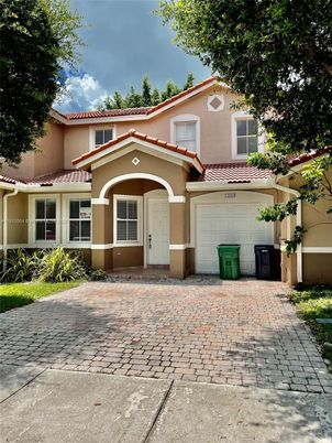 Attached, Exterior, Facade, Mediterranean