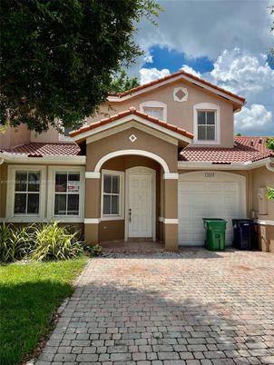 Attached, Exterior, Facade, Mediterranean